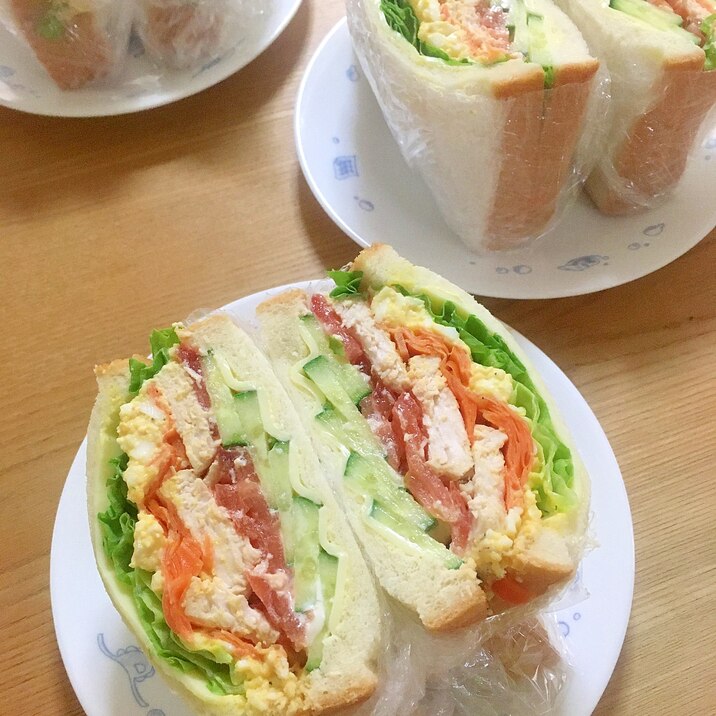 チキンとお野菜たっぷりサンドイッチ♪